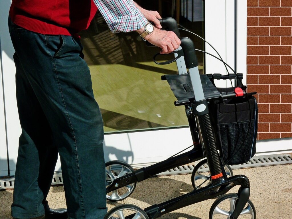 rollator old retirement home 2298056